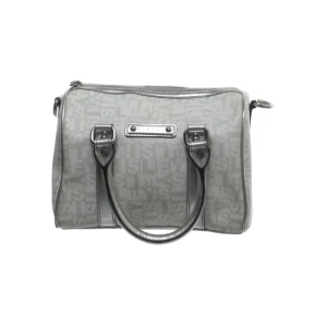 Grå handväska från Sisley med logomönster - Cool grå handväska från Sisley med tydligt logomönster över hela väskan. Väskan har rundad boxig form, dubbla handtag och detaljer i blankt syntetmaterial. Stängs med dragkedja upptill och har metallplatta framtill med Sisley-logga.