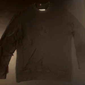 Svart sweatshirt från Les Deux - Svart sweatshirt från Les Deux med tryck på bröstet i strl S