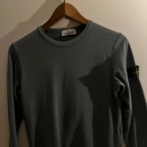 Stone island - BB Blue-tröja (typ Stone Island) – som ny! Säljer min BB Blue-tröja i Stone Island-stil. Den är i superbra skick, inga skador eller fläckar – ser ut som ny. Köpt på NK och bara använd ett fåtal gånger. Säljer den för att den blivit för liten. Passar någon som är cirka 150–165 cm lång. priser kan diskuteras 