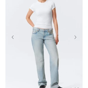 Snygga low waist straight/wide jeans - Snygga jeans från weekday i storlek 26/34! 
