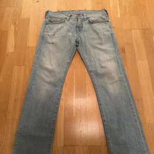 True Religion jeans - Ett par feta trueys som är rätt använda, men i hyfsat skick. Passade mig bra i längden, är 183. Slitaget på högra framsida av fickan är minimal, och ser ut som de kom med i designen!