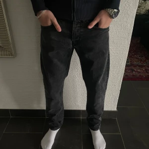 Dondup jeans George  - Dondup Jeans George! Trendigaste jeansen på marknaden. Skick = 9,5/10 Ny pris = 4000 kr Säljs för = 999 kr
