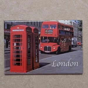 London Souvenir Magnet - Färgglad London-souvenir magnet med klassisk röd dubbeldäckare och telefonkiosk. Perfekt för kylskåpet eller som minne från resan. Magneten är i mycket gott skick utan synligt slitage.