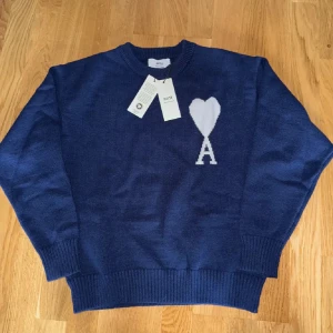 Ami Paris tröja - En mörkblå tröja från ami Paris strl s