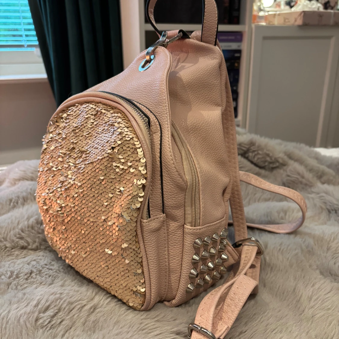 Rosa ryggsäck med paljetter och nitar - 2