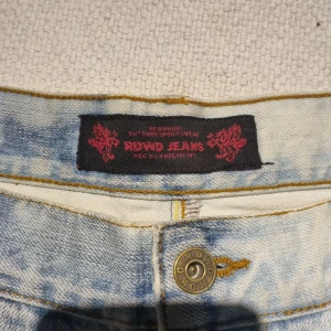 Ljusblå batikjeans från RDWD Jeans - Unika ljusblå batikfärgade jeans från RDWD Jeans, tillverkade i 100% bomull. Klassisk femficksmodell med raka ben och tydliga kontrastsömmar. Jeansen har en cool, tvättad look och är perfekta för dig som vill sticka ut med din stil.