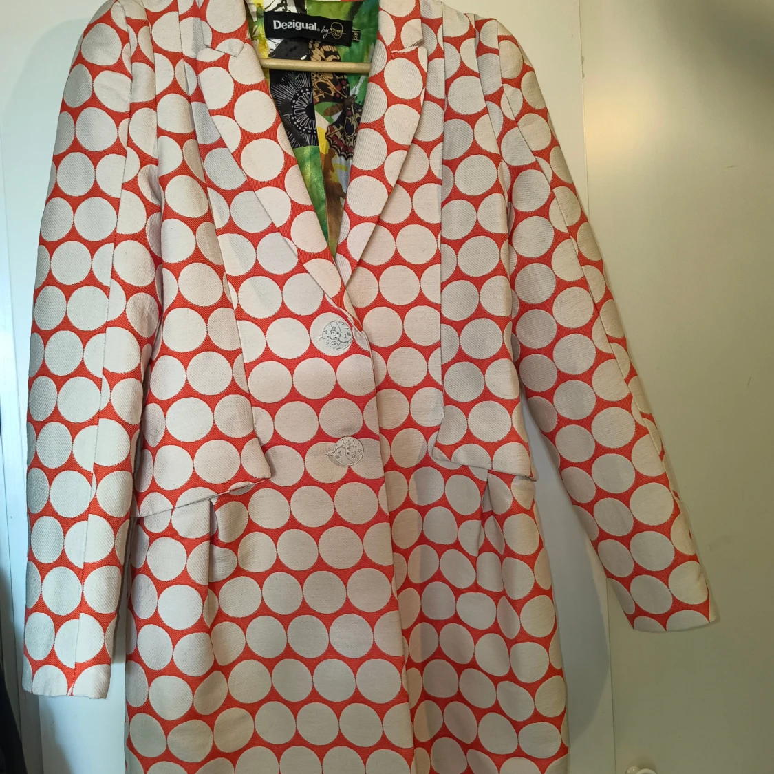 Desigual kavaj med stora prickar 38 size