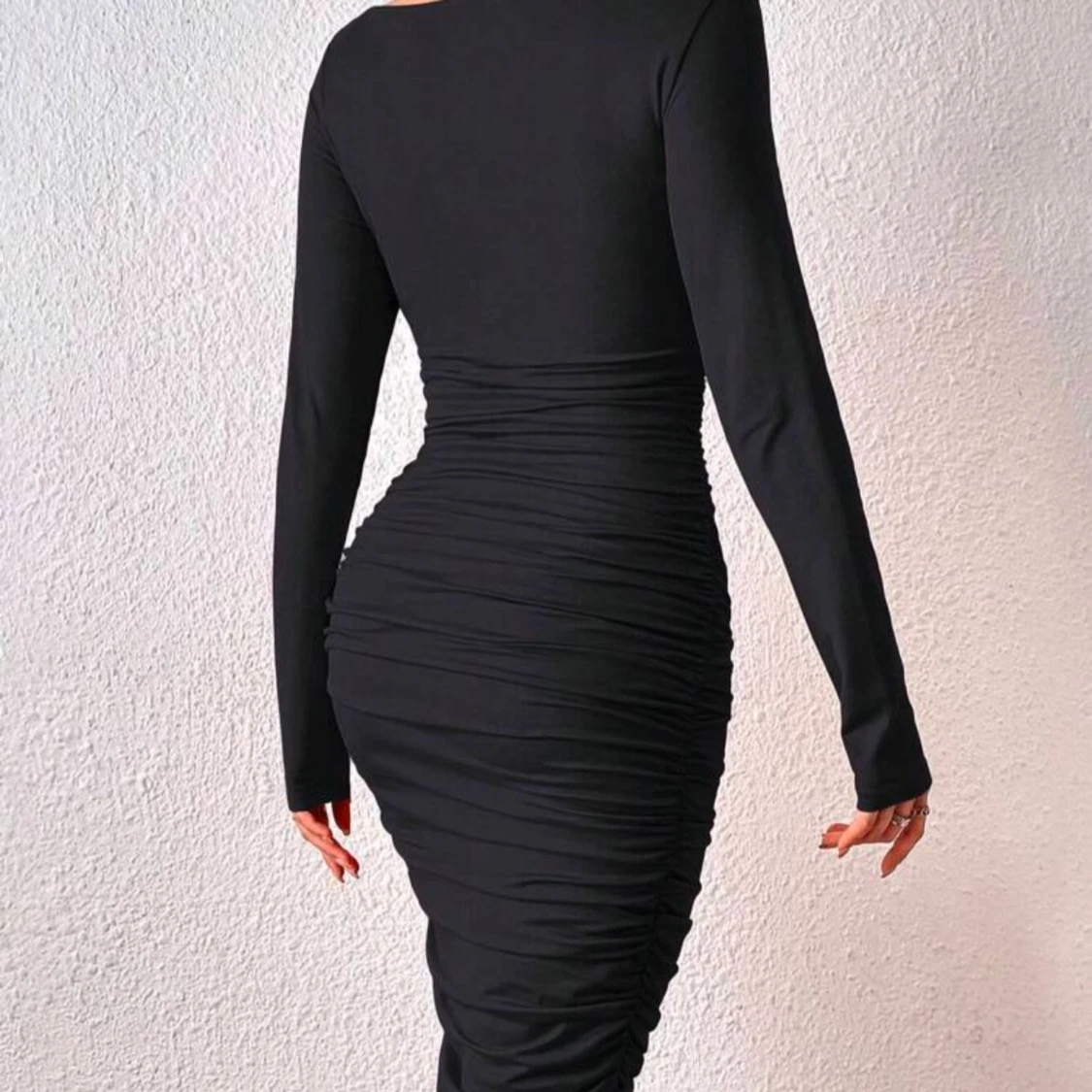 Svart långärmad omlottklänning - 1