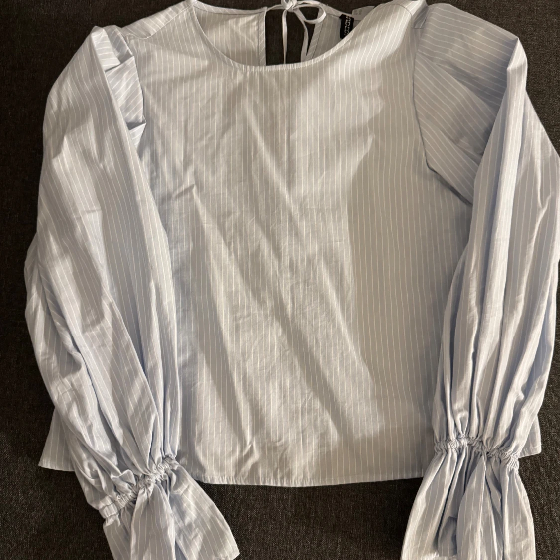 Randig blus med puffärm från H&M Divided