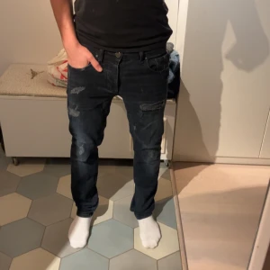 Jack and Jones - Säljer ett par riktigt feta jeans från JK med slitningar. Skriv om du har några frågor eller funderingar!!!