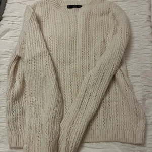 Beige stickad tröja från MNG - Säljer en beige stickad tröja från MNG i storlek L. Tröjan har ett snyggt hålmönster och ribbade muddar vid ärmslut och nederkant. Perfekt för lager-på-lager och passar till allt. Rund halsringning och långärmad modell. Jag är S-M i stl och den passar perfekt till mig.