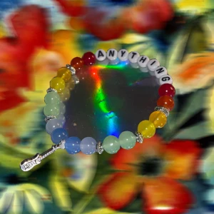 Handgjort armband  - Armband inspererat från Adrianne lenker’s album med låten ”Anything”. Bra kvalité på själva snöret.