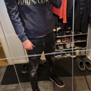 Dondup jeans - feta svata dondup med slitningar passa mig som är 180 o väger 68 kg