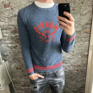 Stickad Morris Tröja - Mycket fint skick, inga defekter. Storlek 48/S passar dig som är mellan 175-185cm ungefär. Nypris ca 1500kr. Modellen är 185 cm, 79 kg. Passar bra nu till vintern. Skriv för mer information!🤝