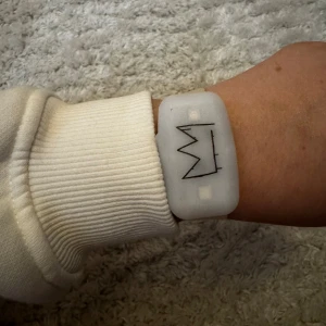 Hov1-armband från 2023 konserten - Hov1-lysarmband från konserten 2023. Bandet är lite smutsigt då färgen jag hade målat med på armar smetades ut lite men de kanske kan gå bort om man försöker ta bort det. (Se bilderna).          Men annars väldigt fin! Skickar ditt köp samma dag eller inom 24h!💘buda gärna