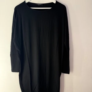 Ilse Jacobsen klänning  - Svart klänning med trekvartsärm. Klänningen har en rund halsringning och en avslappnad passform. Storlek S