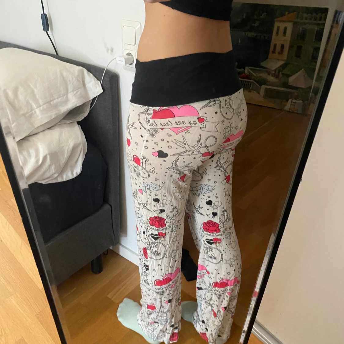 Mönstrade mjukisbyxor med hjärtan och rosor - 1