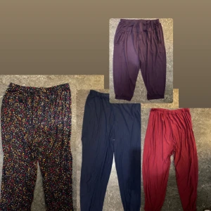 4-pack stretchiga mjukisbyxor i olika färger och mönster - Ingen riktig storlek skulle nog säga passar alla S/L materialet är skönt men dessa är väl använda säljer som återvinning och ifall någon har användning till materialet