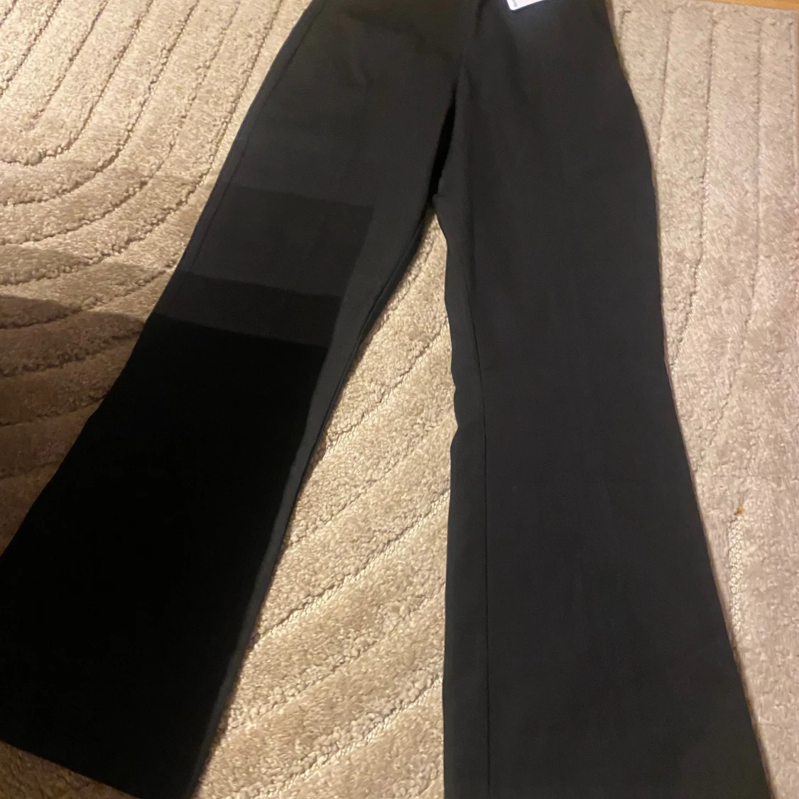 Svarta vida byxor i storlek 36