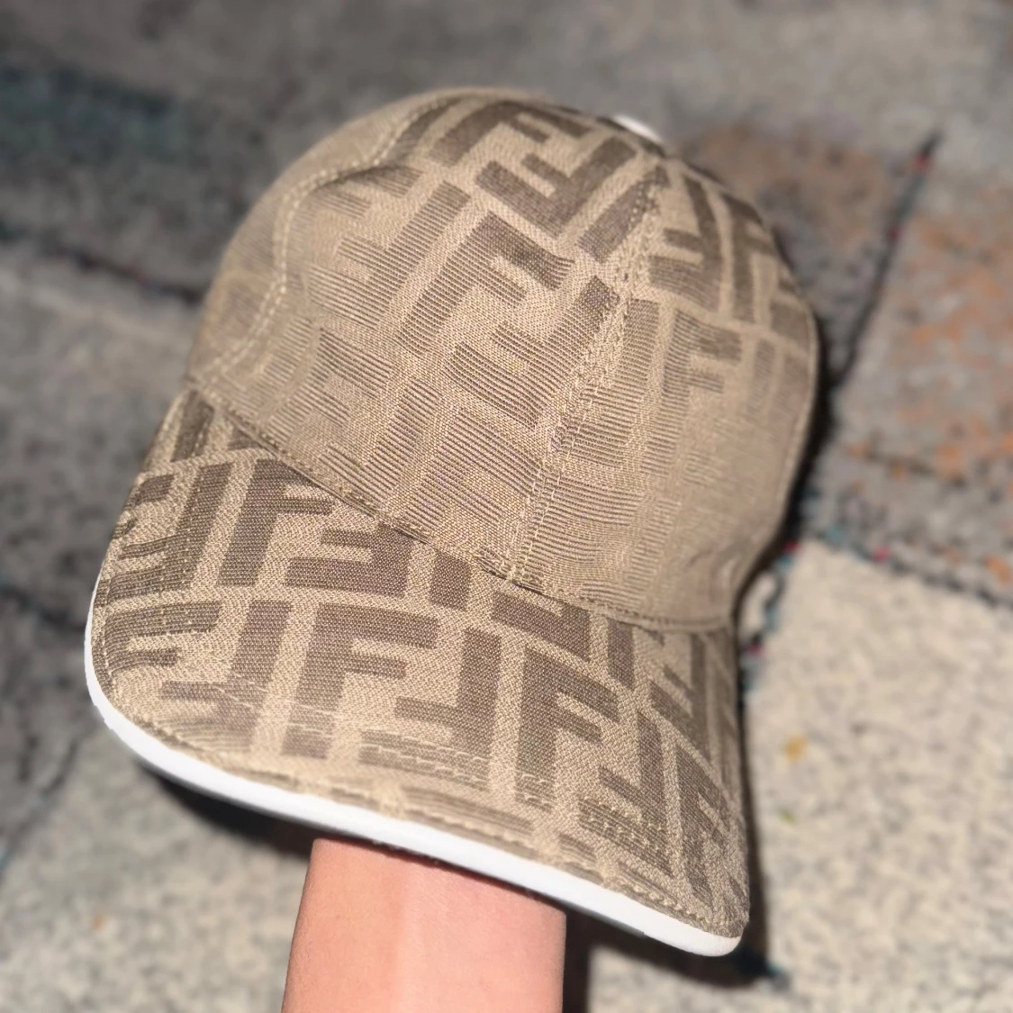 Beige Fendi keps 