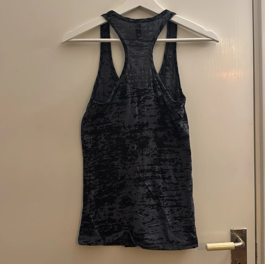 Svart linne från Next Level med tryck - 1