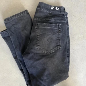 Dondup George  - Dondup jeans. Bra skick, inga defekter osv. Modellen är George och de är i storlek 34. Hör av er vid frågor eller funderingar! 