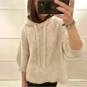 Beige stickad hoodie med snörning - Mysig beige stickad hoodie med snörning i halsen och huva. Perfekt för kyliga dagar när du vill vara både bekväm och snygg 😻 Inga defekter!!