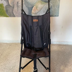 BabyTrold Paraplysulky - Smidig och lätt paraplysulky från BabyTrold. Perfekt för resor och stadspromenader. Selen och tyget är i gott skick, inga synliga större defekter. Vagnen är hopfällbar och enkel att bära med sig. Passar för barn som behöver en smidig extravagn.