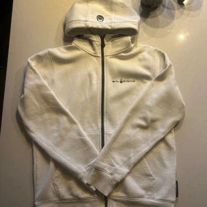 Sail racing zip hoodie  - Storlek M. Fint skick! Liten fläck på ena armen som inte går bort (se bild 4).