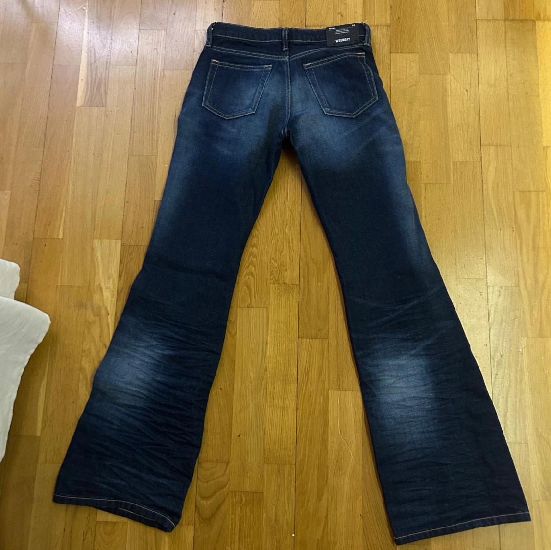 Blå bootcut jeans från Weekday Nova - 1