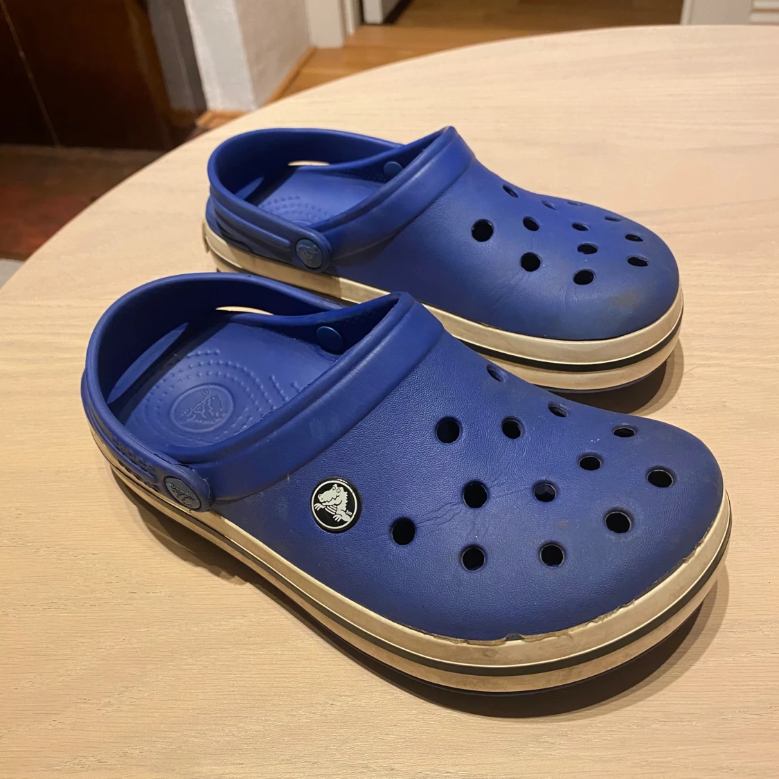 Blå Crocs sandaler med vit kant (barn) - 4