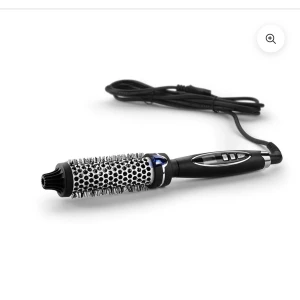 Cera Professional Hotstyler 32mm - Cera Professional Hotstyler 32mm värmeborste med digital display och justerbar temperatur. Perfekt för att skapa volym och lockar. Borsten och handtaget är i gott skick, endast lättare bruksspår syns. Fungerar utmärkt.