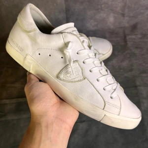Philippe model sneaker - Mycket fint skick, som nya | Size 45 | fraktar spårbart inom 24 timmar |  för att köpa klicka ” köp nu” | vid frågor skriv ett meddelande |