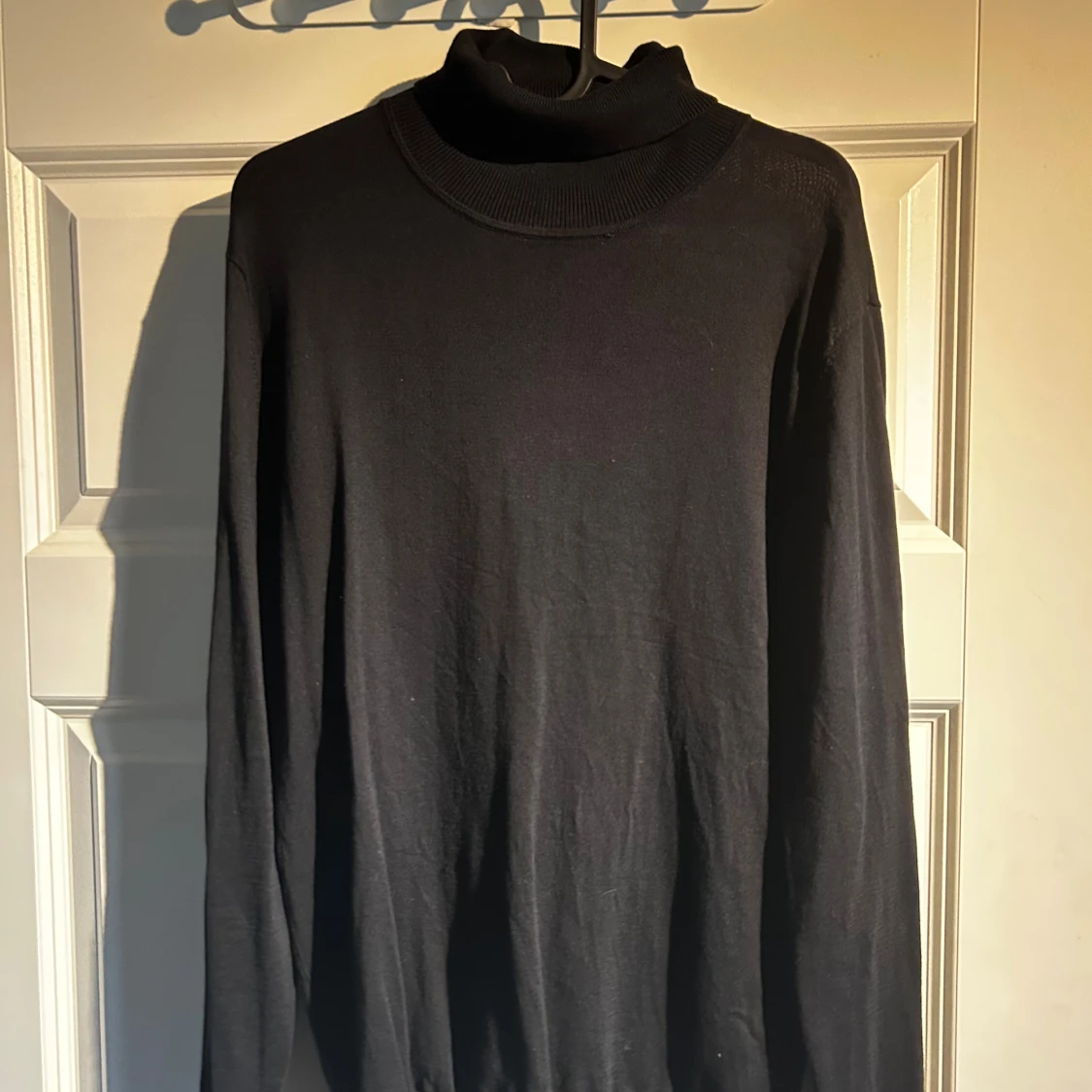 Svart polotröja med lång ärm
