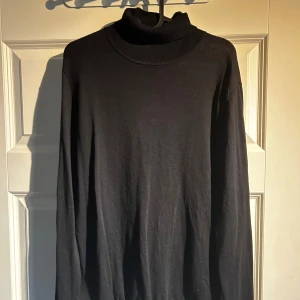 Svart polotröja med lång ärm - Jag är 185cm 80kg