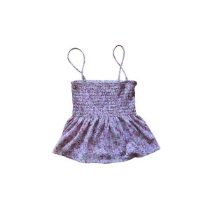  Blommig linnetopp med volang - GinaTricot  - Supersöt linnetopp i lila med småblommigt mönster och smockad överdel. Toppen har tunna axelband och en volangig nederdel som ger en luftig känsla. Perfekt för varma dagar och enkel att matcha med jeans eller kjol.