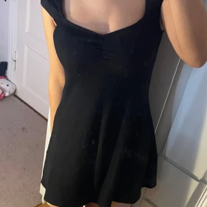 Svart klänning - Klassisk svart klänning med fin hjärtformad urringning och lätt stretchigt tyg som formar sig snyggt efter kroppen. Enkel men väldigt smickrande modell som passar till allt ✨ Fint skick! Aldrig använd  💬 Pris kan diskuteras.  🖤 Perfekt både till vardag och fest – ett måste i garderoben!