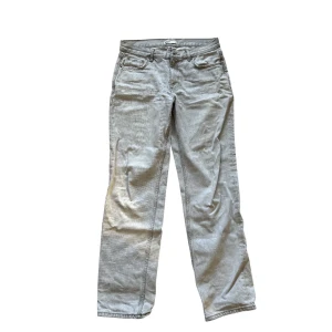 Perfect jeans - GinaTricor - Grå jeansbyxor med klassisk femficksdesign och raka ben. Byxorna har normal passform och är tillverkade i ett mjukt bomullsmaterial. Perfekta för en avslappnad och stilren look.