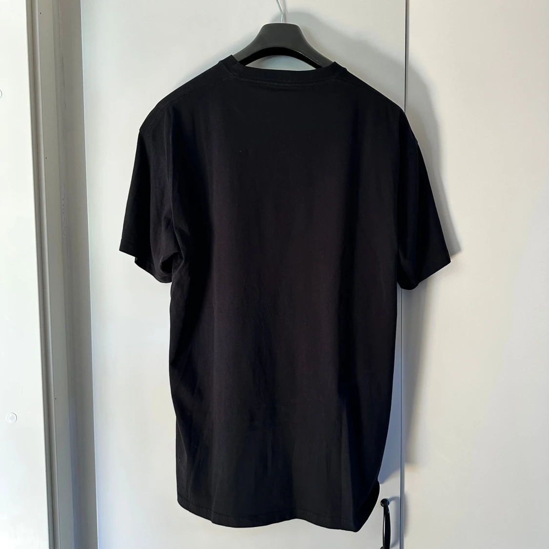 Svart Balenciaga t-shirt med röd logga - 1
