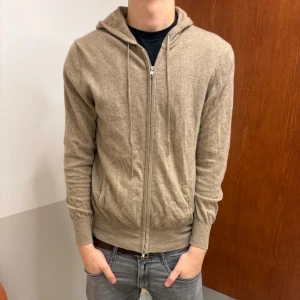 Beige hoodie i kashmir från Soft Goat - Mjuk och lyxig beige hoodie från Soft Goat i kashmir. Storlek M sitter mer som S jag är 180cm 67kg nypris ~3500kr