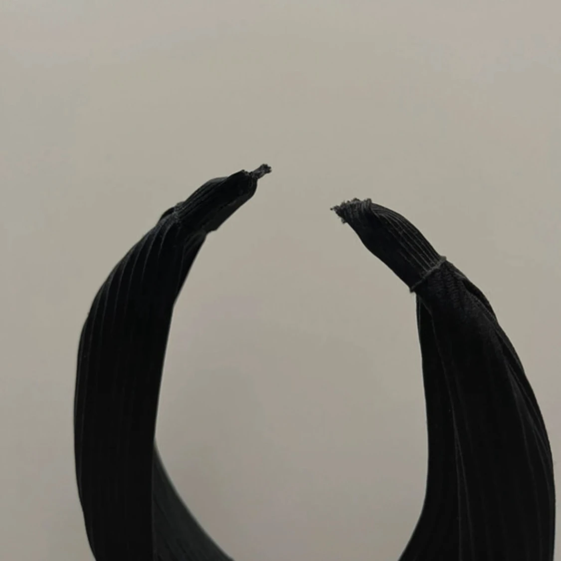 Svart ribbat diadem med knut - 4