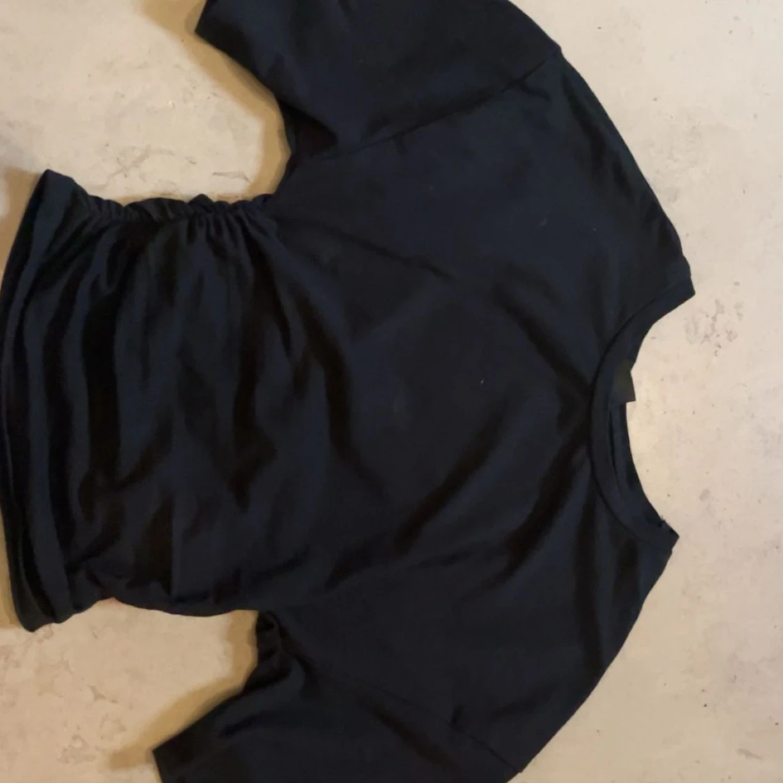 Svart croppad topp med kort ärm - 1