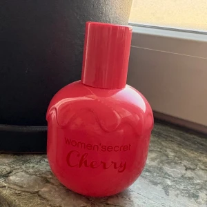 Women'secret Cherry Eau de Toilette - Färgstark och lekfull parfym med 40 ml volym. Tillverkad i Spanien. Perfekt för dig som vill sticka ut och addera en poppig touch till din stil. Den är full och doften passar ej mig. Den var köpt från Eko 