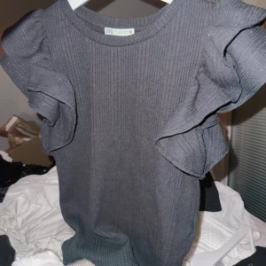 Volangtopp Zara - Jättefin, använd fåtal gånger men i bra skick! 🌸