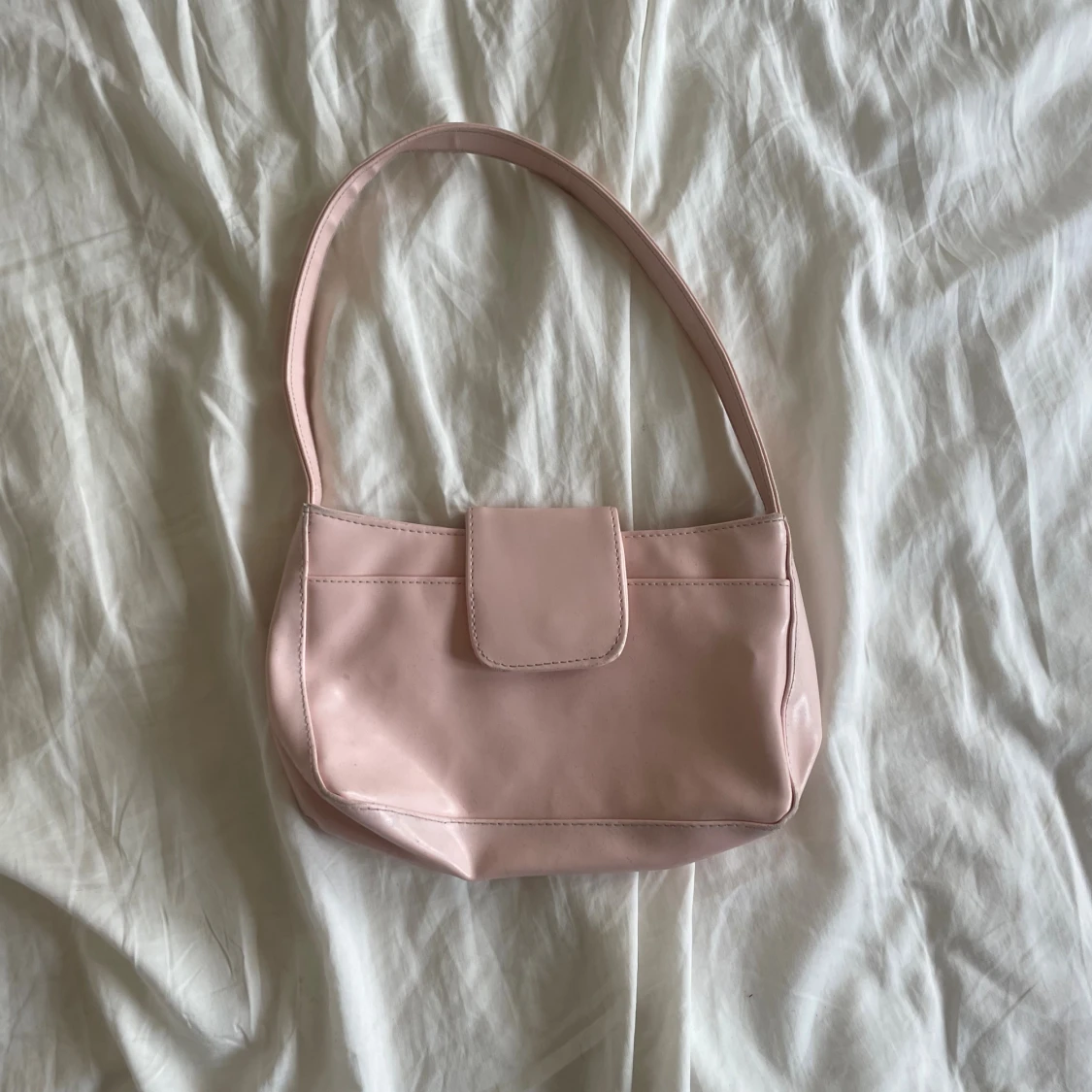 Ljusrosa axelväska i syntet