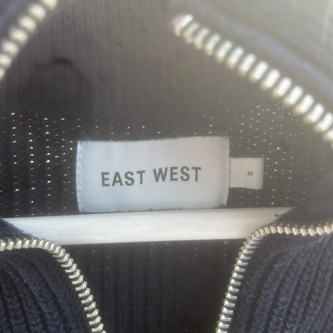 Svart stickad tröja med dragkedja - 2