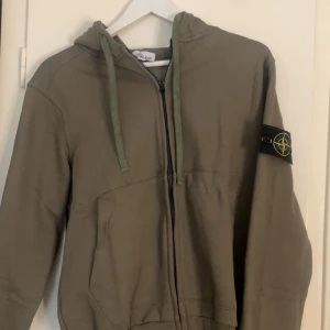 Stone island kofta  -  Använd fåtal gånger. Storlek S men hade passat på en M 