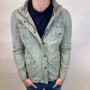 Field jacka - Hej, säljer nu denna väldigt snygga och eftertraktade Field jackan som är perfekt nu till hösten/ vintern! Storlek S  Bra skick  Fraktas spårbart vis Instabox, PostNord eller bring!  Vid minsta lilla fundering så är det bara att höra av sig! 