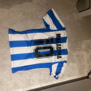 Maradona fotbolls tröja  - Jätte fin maradona fotbolls tröja, bra skick använts 1 gång. Skriv vid intresse eller frågor