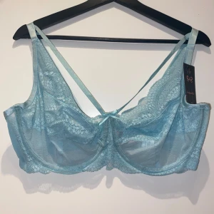 Mintgrön/blå spets BH - Mint grön/blå spets BH från Hunkemöller, modell Ashley non-padded underwired bra. Stl. 90F. Nyskick, med lappar och orginalförpackning kvar. Nypris 499kr